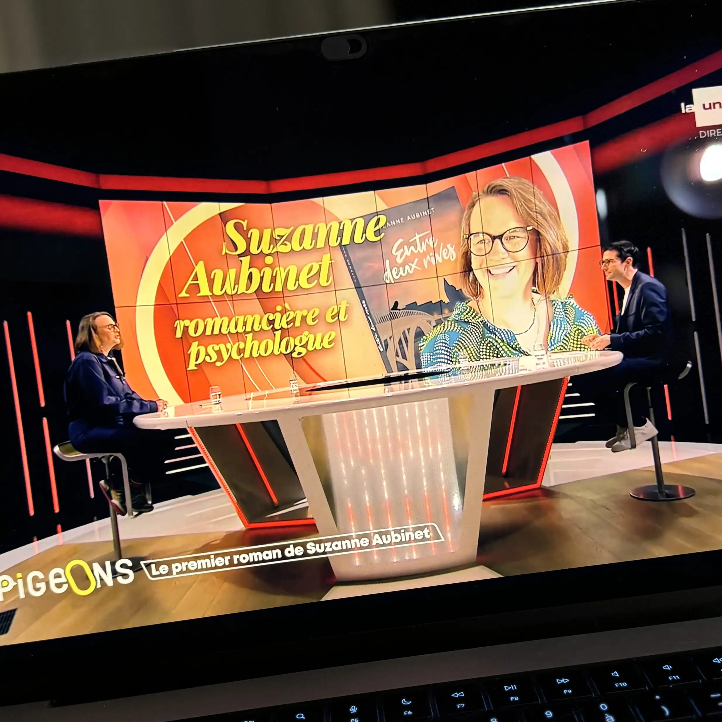 Suzanne-Aubinet-Emission-Les-Pigeons-Sur-La-Une Photo - Extrait Suzanne Aubinet - Les Pigeons sur La Une